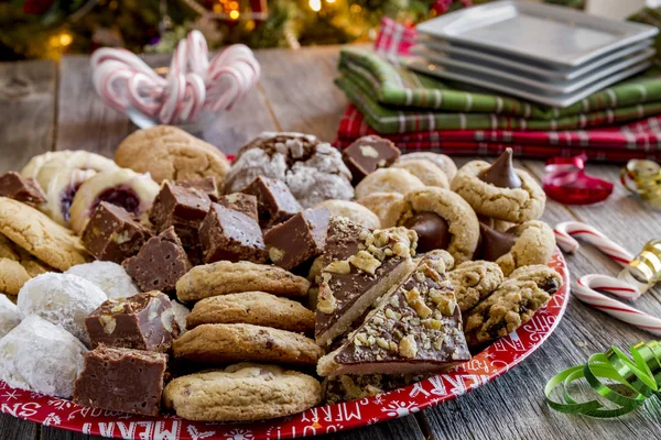 Tatil kurabiye hediye tepsi ile çeşitli fırın ürünleri