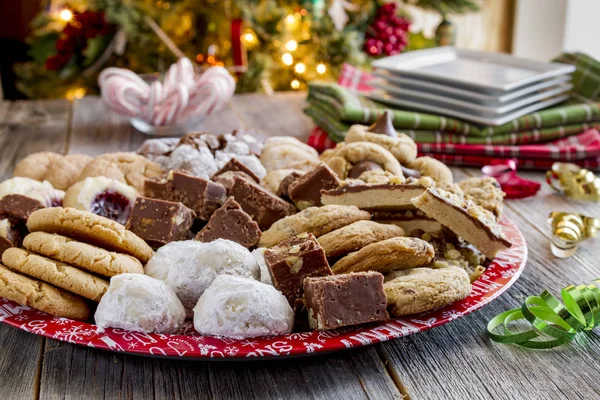 Tatil kurabiye hediye tepsi ile çeşitli fırın ürünleri