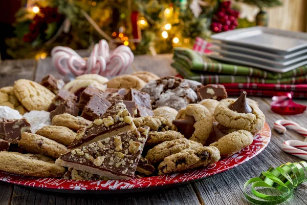 Tatil kurabiye hediye tepsi ile çeşitli fırın ürünleri