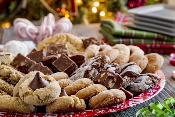 Bandeja de regalo de galletas navideñas con surtidos productos horneados — Foto de Stock