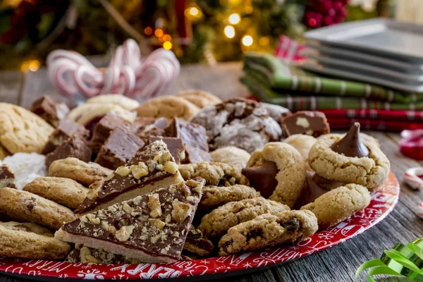 Tatil kurabiye hediye tepsi ile çeşitli fırın ürünleri — Stok fotoğraf