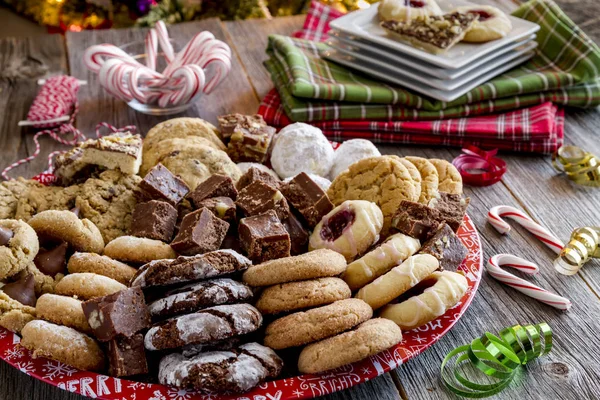 Bandeja de regalo de galletas navideñas con surtidos productos horneados — Foto de Stock