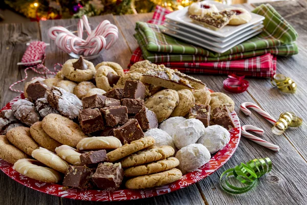 Bandeja de regalo de galletas navideñas con surtidos productos horneados — Foto de Stock