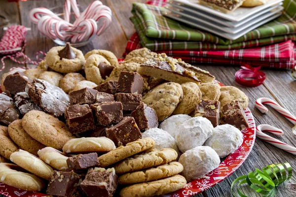 Tatil kurabiye hediye tepsi ile çeşitli fırın ürünleri