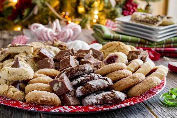 Bandeja de regalo de galletas navideñas con surtidos productos horneados — Foto de Stock