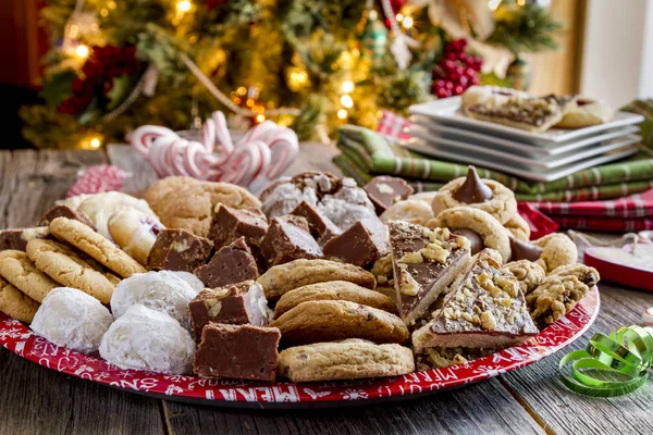 Tatil kurabiye hediye tepsi ile çeşitli fırın ürünleri