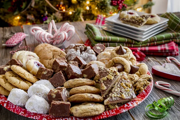 Tatil kurabiye hediye tepsi ile çeşitli fırın ürünleri