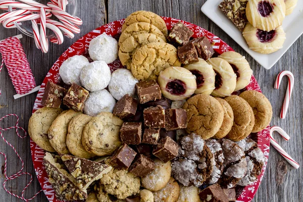 Tatil kurabiye hediye tepsi ile çeşitli fırın ürünleri