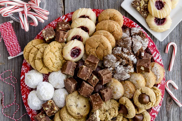 Bandeja de regalo de galletas navideñas con surtidos productos horneados — Foto de Stock