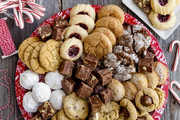 Tatil kurabiye hediye tepsi ile çeşitli fırın ürünleri