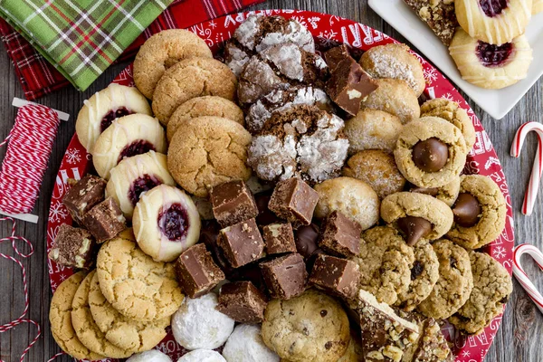 Tatil kurabiye hediye tepsi ile çeşitli fırın ürünleri — Stok fotoğraf