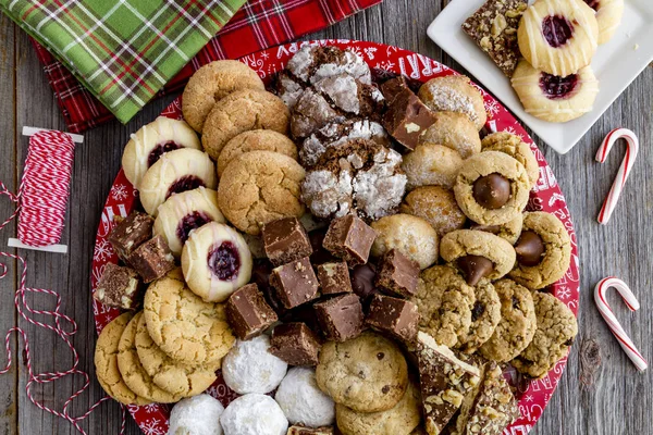 Bandeja de regalo de galletas navideñas con surtidos productos horneados —  Fotos de Stock