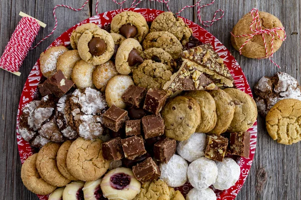 Tatil kurabiye hediye tepsi ile çeşitli fırın ürünleri