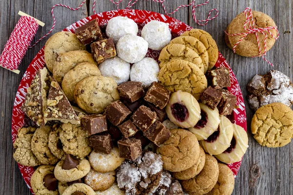 Tatil kurabiye hediye tepsi ile çeşitli fırın ürünleri