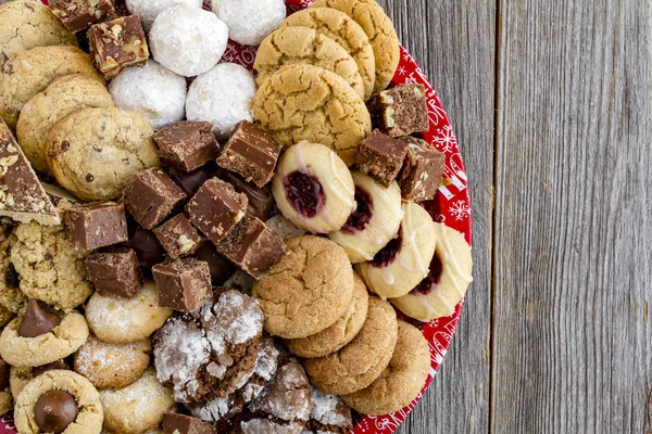 Tatil kurabiye hediye tepsi ile çeşitli fırın ürünleri