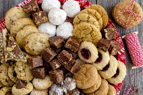 Tatil kurabiye hediye tepsi ile çeşitli fırın ürünleri