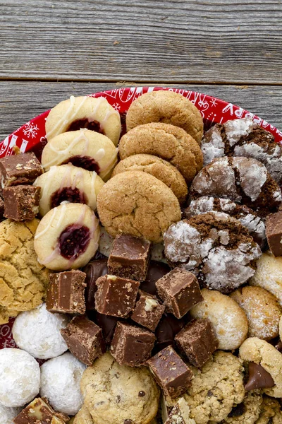 Tatil kurabiye hediye tepsi ile çeşitli fırın ürünleri