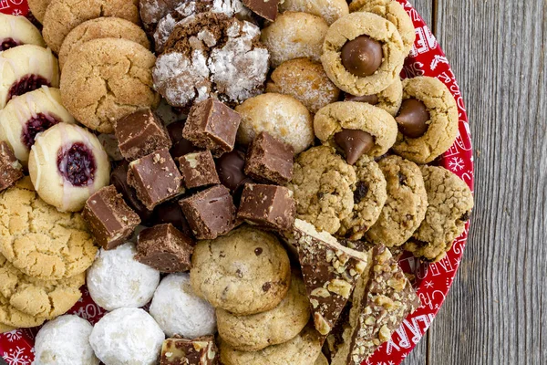 Tatil kurabiye hediye tepsi ile çeşitli fırın ürünleri