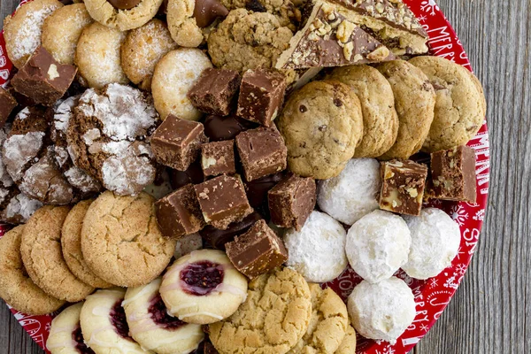 Tatil kurabiye hediye tepsi ile çeşitli fırın ürünleri