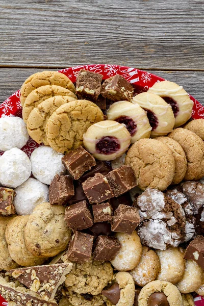 Tatil kurabiye hediye tepsi ile çeşitli fırın ürünleri