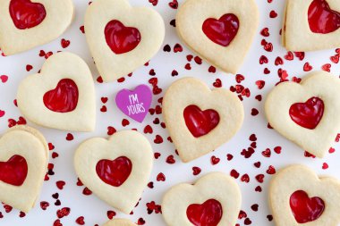 Kalp dolu reçel şeker kurabiye şeklinde