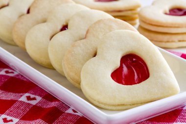 Kalp dolu reçel şeker kurabiye şeklinde