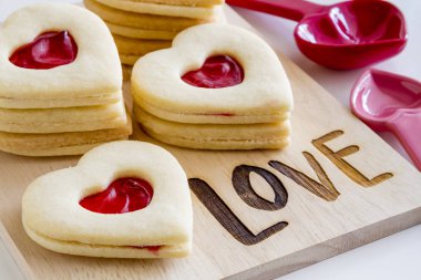 Kalp dolu reçel şeker kurabiye şeklinde