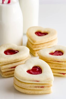 Kalp dolu reçel şeker kurabiye şeklinde