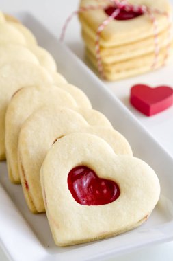 Kalp dolu reçel şeker kurabiye şeklinde