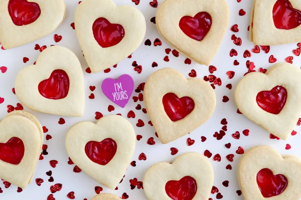 Hartvormige gevuld jam suiker koekjes — Stockfoto