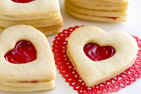 Galletas rellenas de azúcar en forma de corazón —  Fotos de Stock