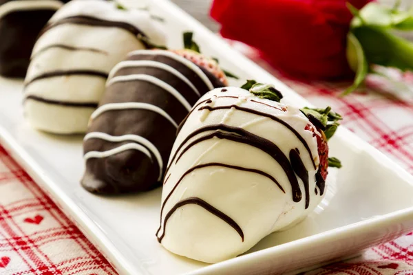 Chocolate covered strawberry treats — Stock Photo, Image