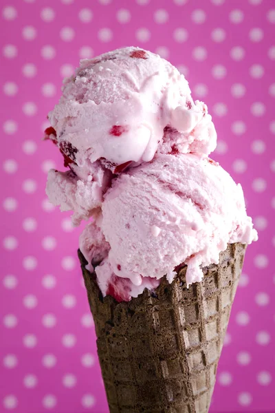 Fresh homemade strawberry ice cream — Stock Photo, Image