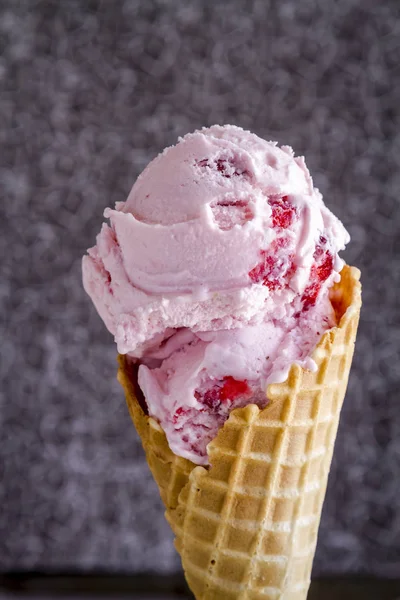 Свежее домашнее клубничное мороженое — стоковое фото