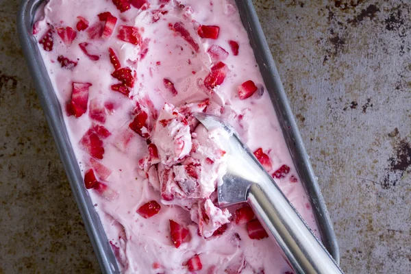 Verse zelfgemaakte aardbeiroomijs — Stockfoto