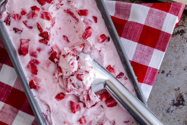 Свежее домашнее клубничное мороженое
