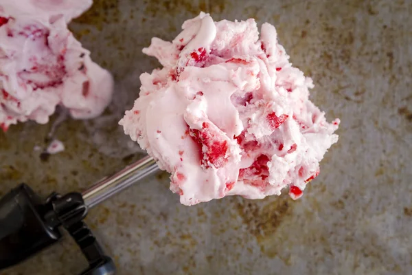 Свежее домашнее клубничное мороженое — стоковое фото