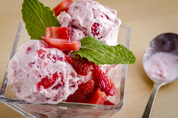 Świeże domowe lody Truskawkowe — Zdjęcie stockowe