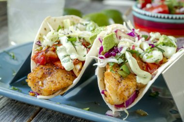 Taze balık Tacos yapımında