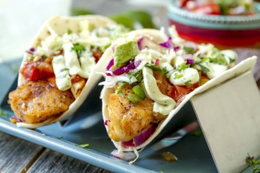 Taze balık Tacos yapımında