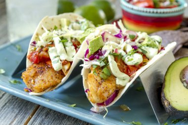 Taze balık Tacos yapımında