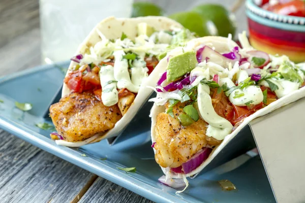 Taze balık Tacos yapımında