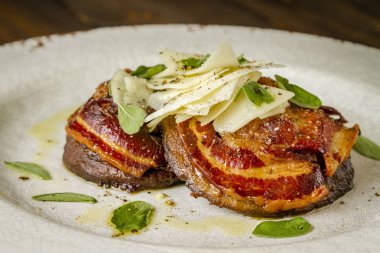 Portobello mantar pancetta ile tepesinde