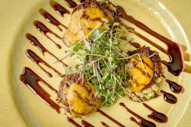 Balzamik glaze ile mavi yengeç kek