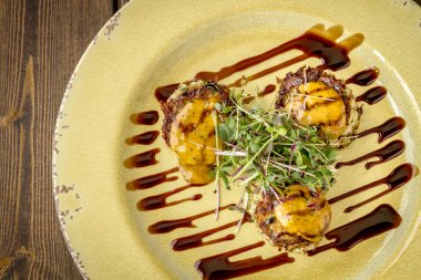 Balzamik glaze ile mavi yengeç kek