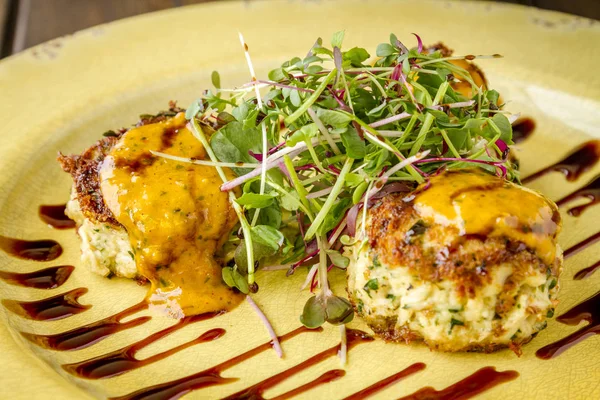 Blue crab cakes with balsamic glaze — Stock Photo, Image
