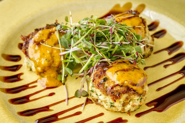 Blue crab cakes with balsamic glaze — Stock Photo, Image