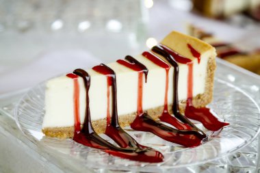 Peynirli kek dilimi drizzled sos ile