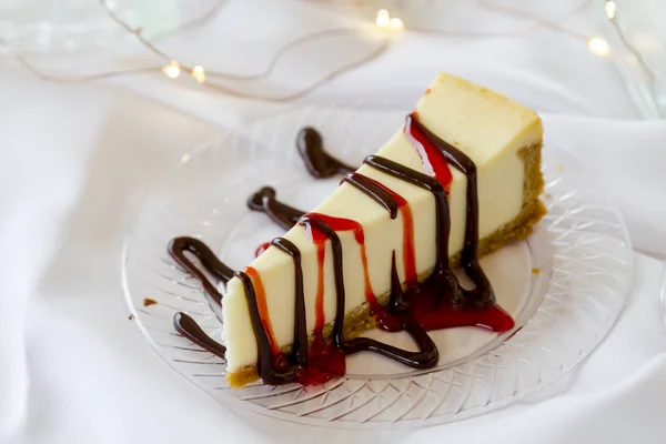 Cheesecake segment met besprenkeld saus — Stockfoto