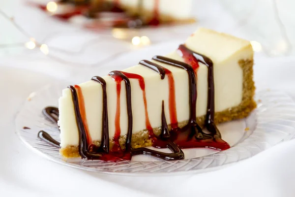 Cheesecake segment met besprenkeld saus — Stockfoto